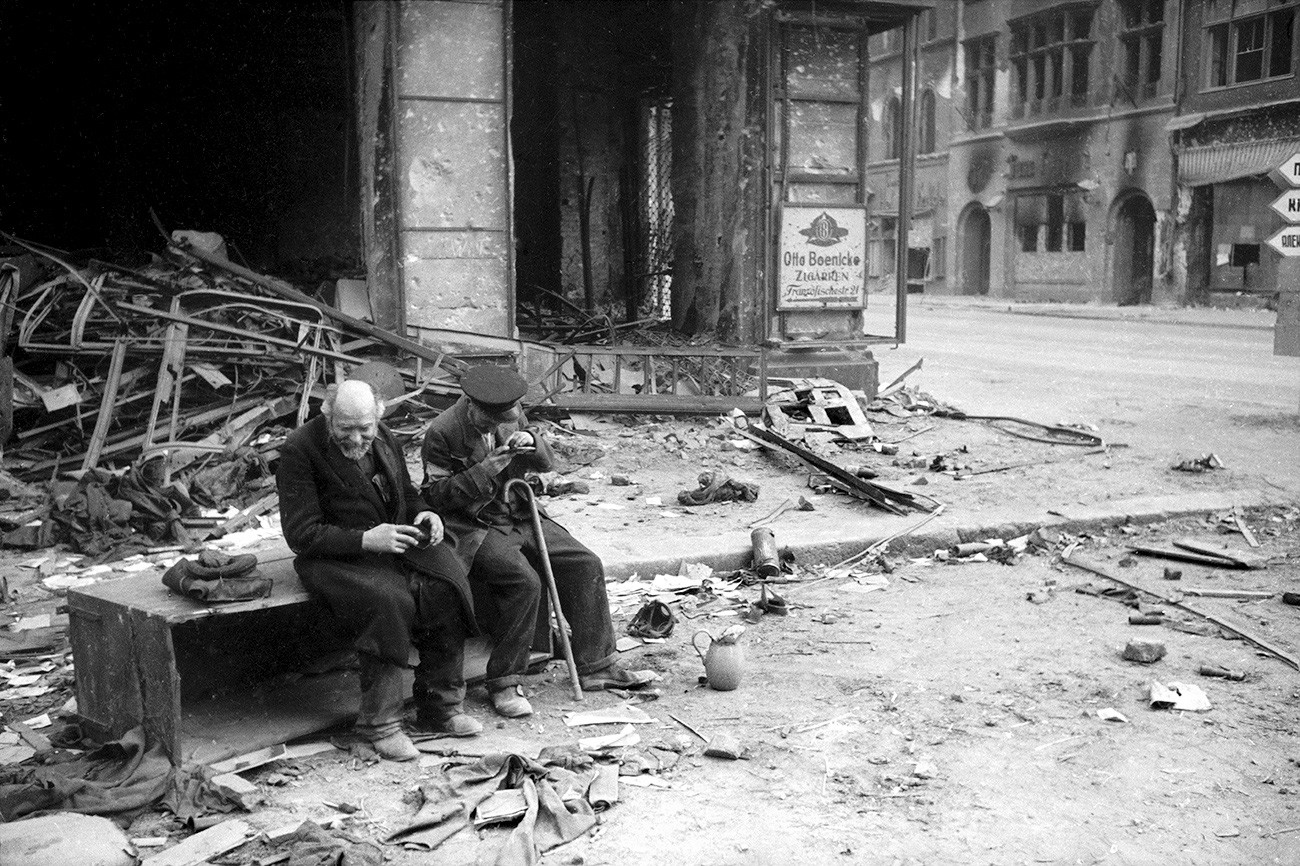 「なぜ戦い続けるの」と目が不自由な老人が尋ねる、ベルリン、1945年