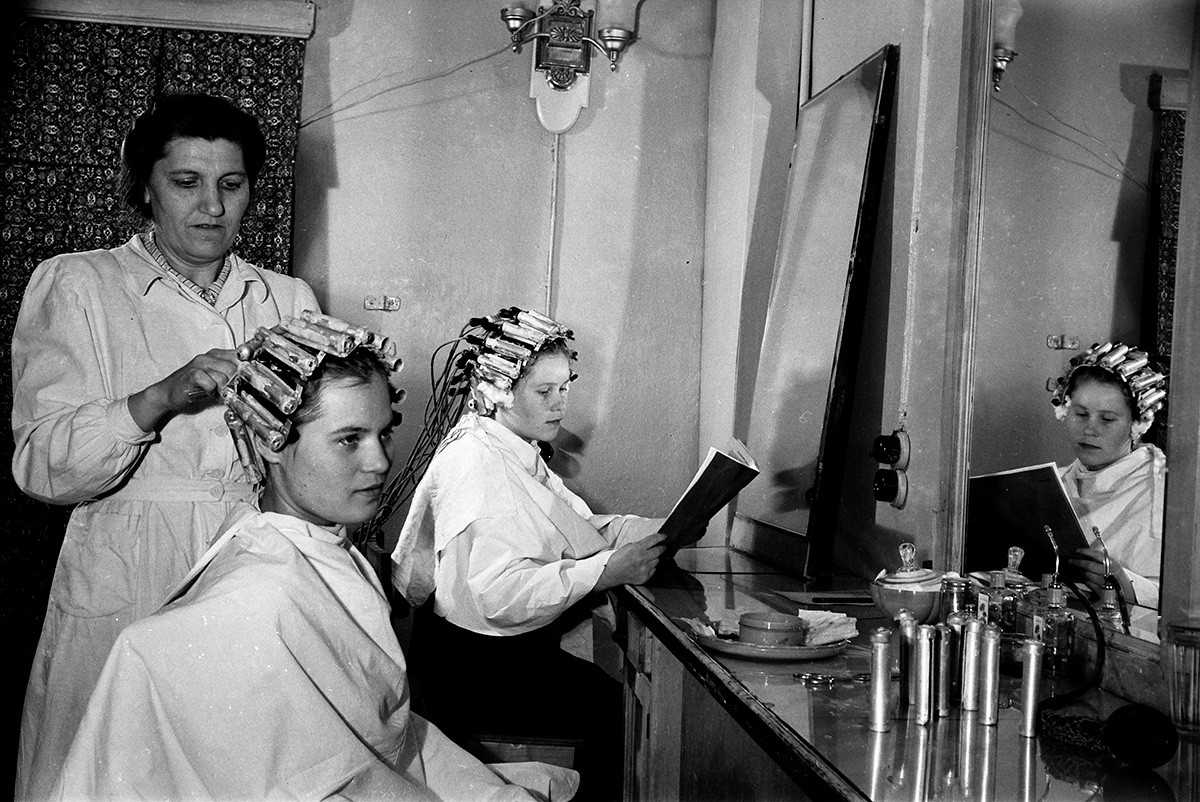 Au salon de coiffure, 1956