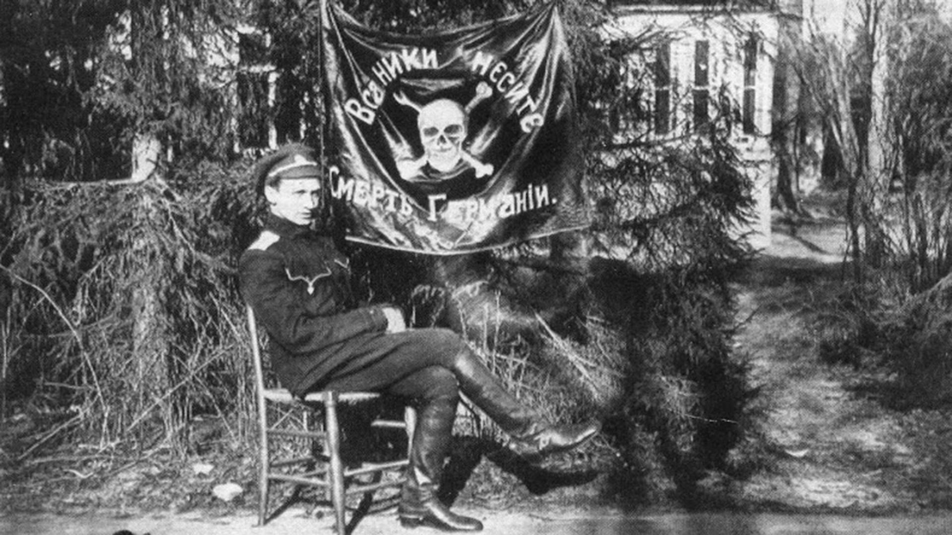 Александар Пуњин са заставом одреда.
