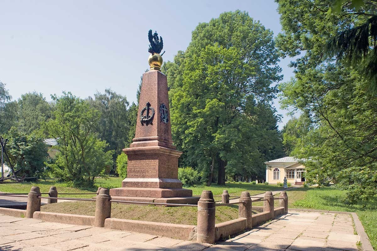 Monumento a Pedro el Grande. Vista desde el parque, con el texto del decreto (ukaz) de Pedro de preservar la flotilla de Pleshchéievo. 7 de junio de 2019