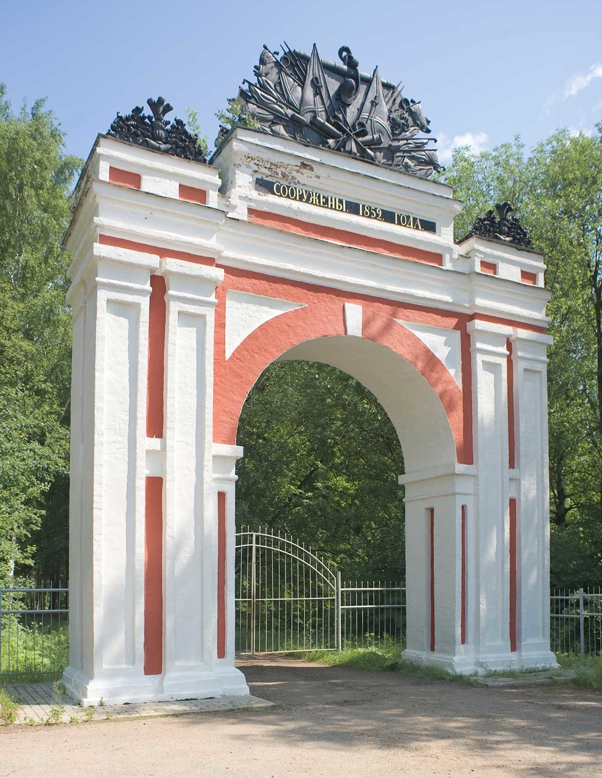 Veskovo. Arco de Triunfo (entrada a la finca). 7 de junio de 2019.