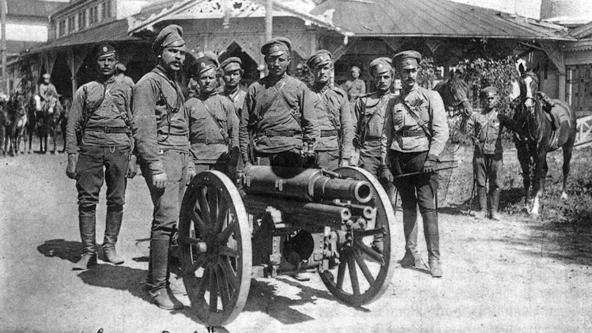 Des soldats de la section d'artillerie du détachement en compagnie de l'ataman Pounine.