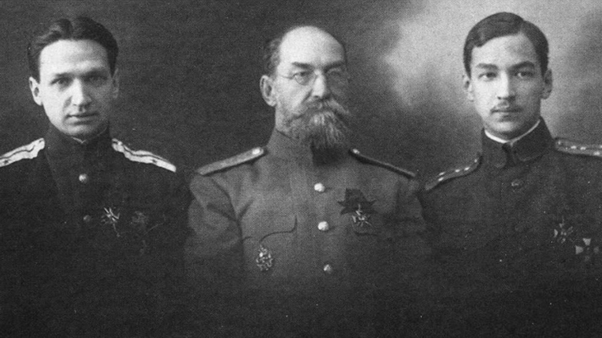 Le chef d'état-major, le capitaine Alexandre Pounine, le général de division Nikolaï Pounine et le capitaine d'état-major Lev Pounine.