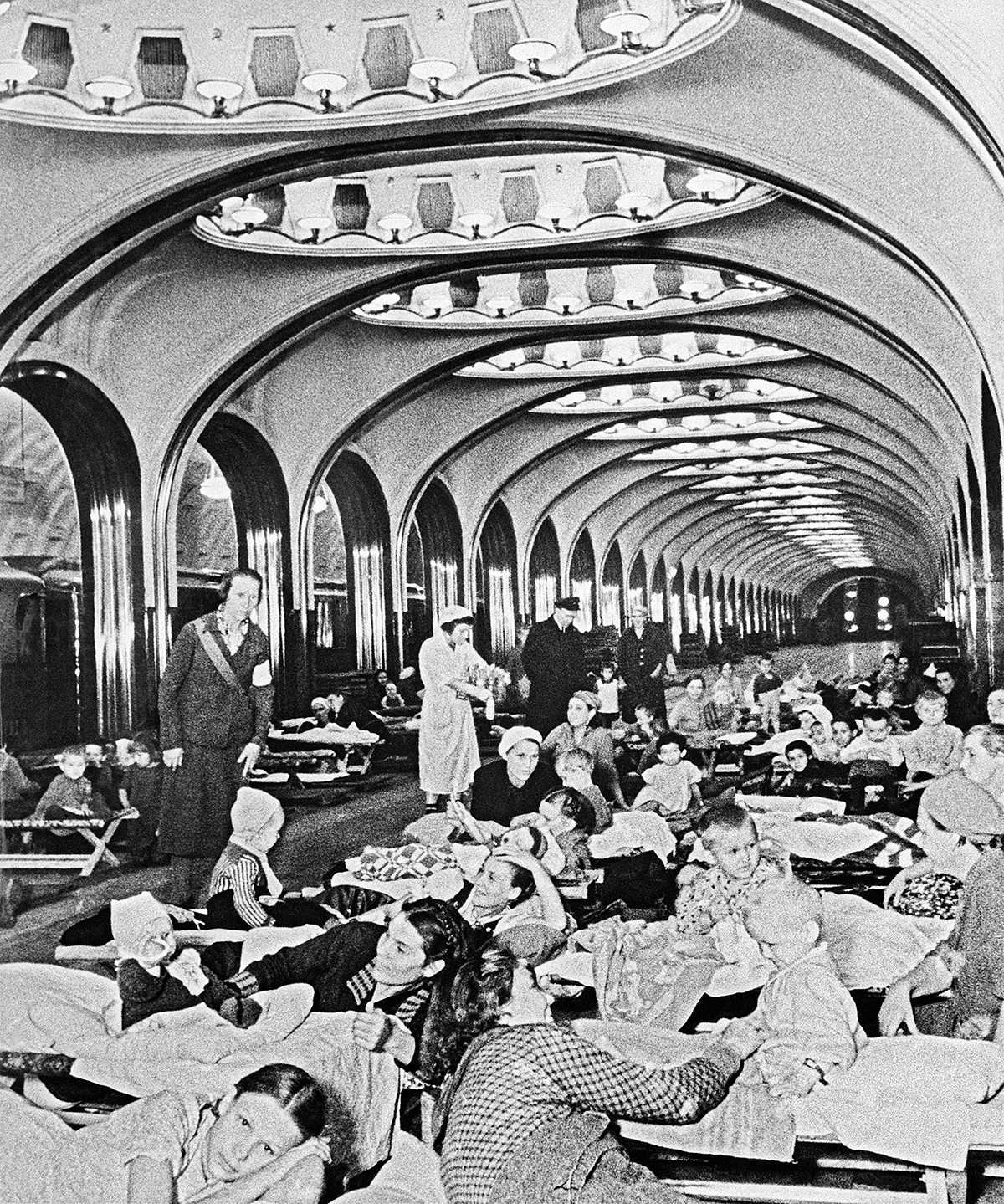 第二次世界大戦中、地下鉄マヤコフスカヤ駅 で避難しているモスクワ住民