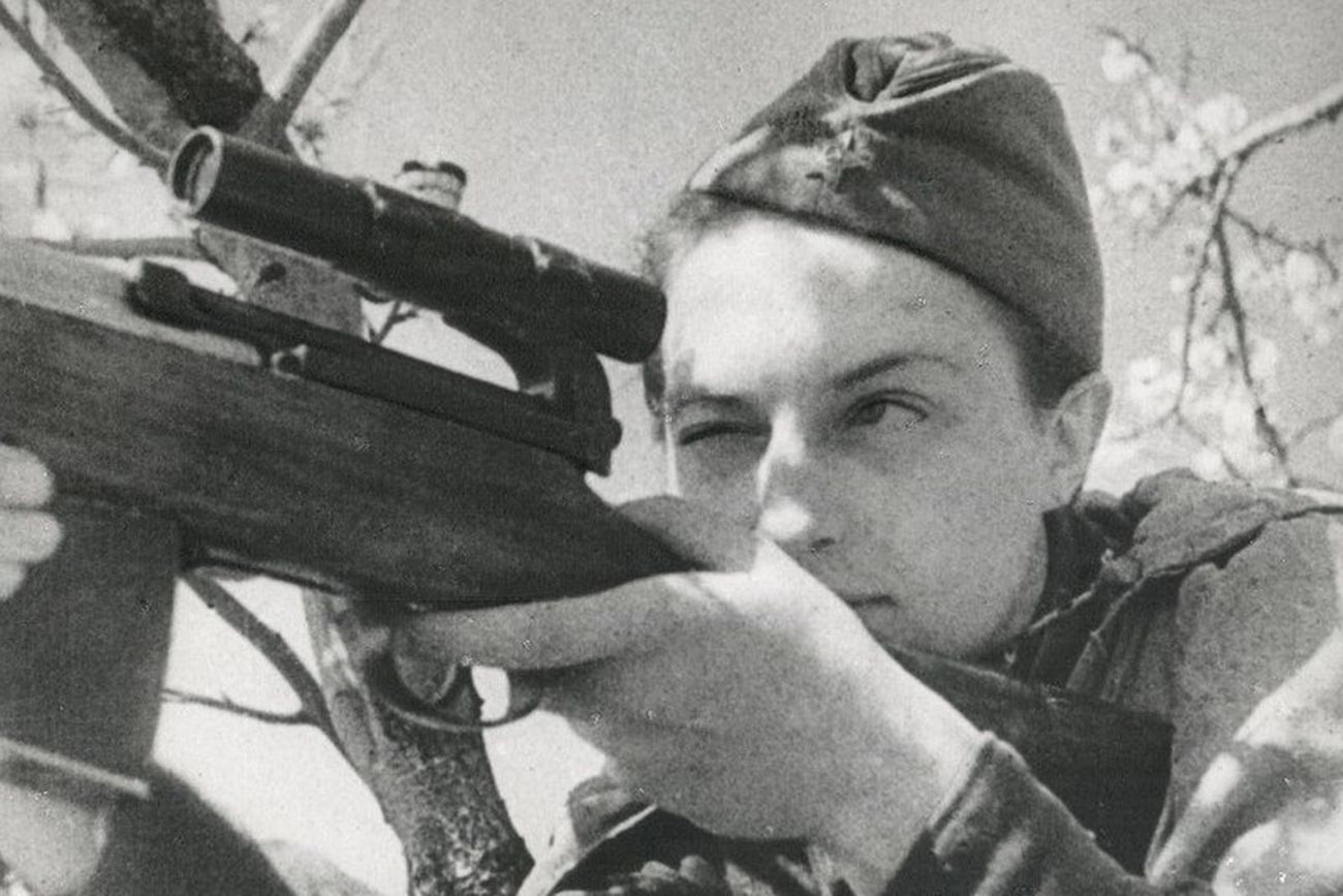 Снайпер Людмила Павличенко, герой СССР, 1942