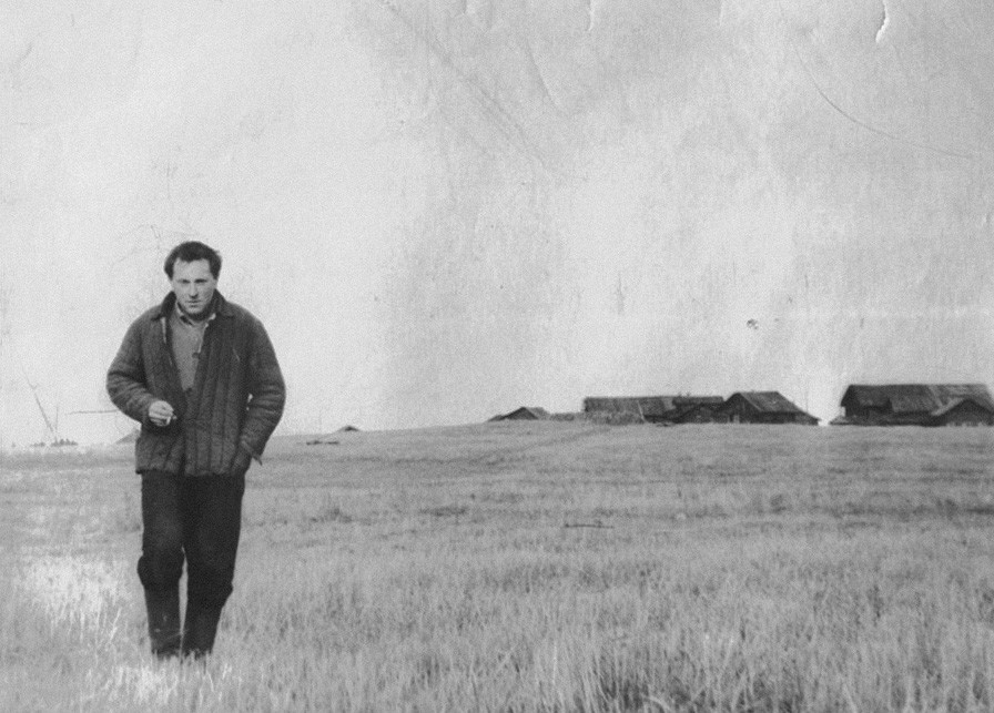 Joseph Brodsky in an open field
