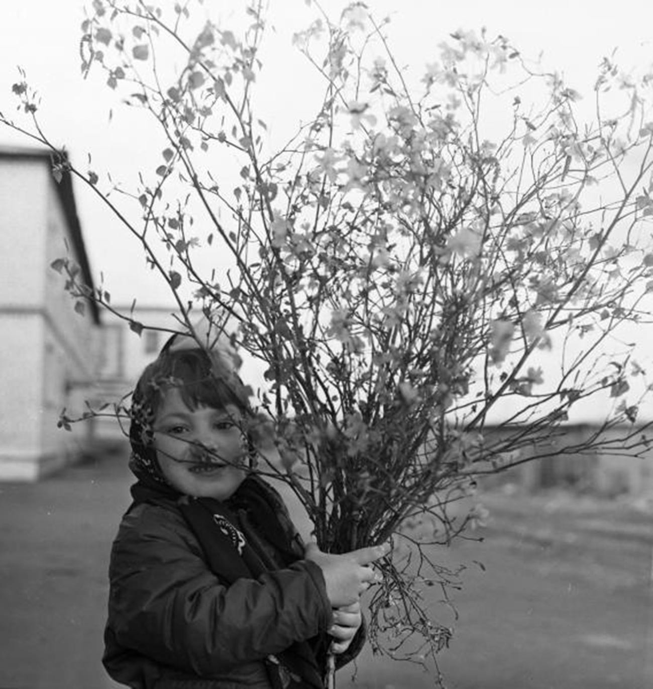 花を手にする少女、1970年代
