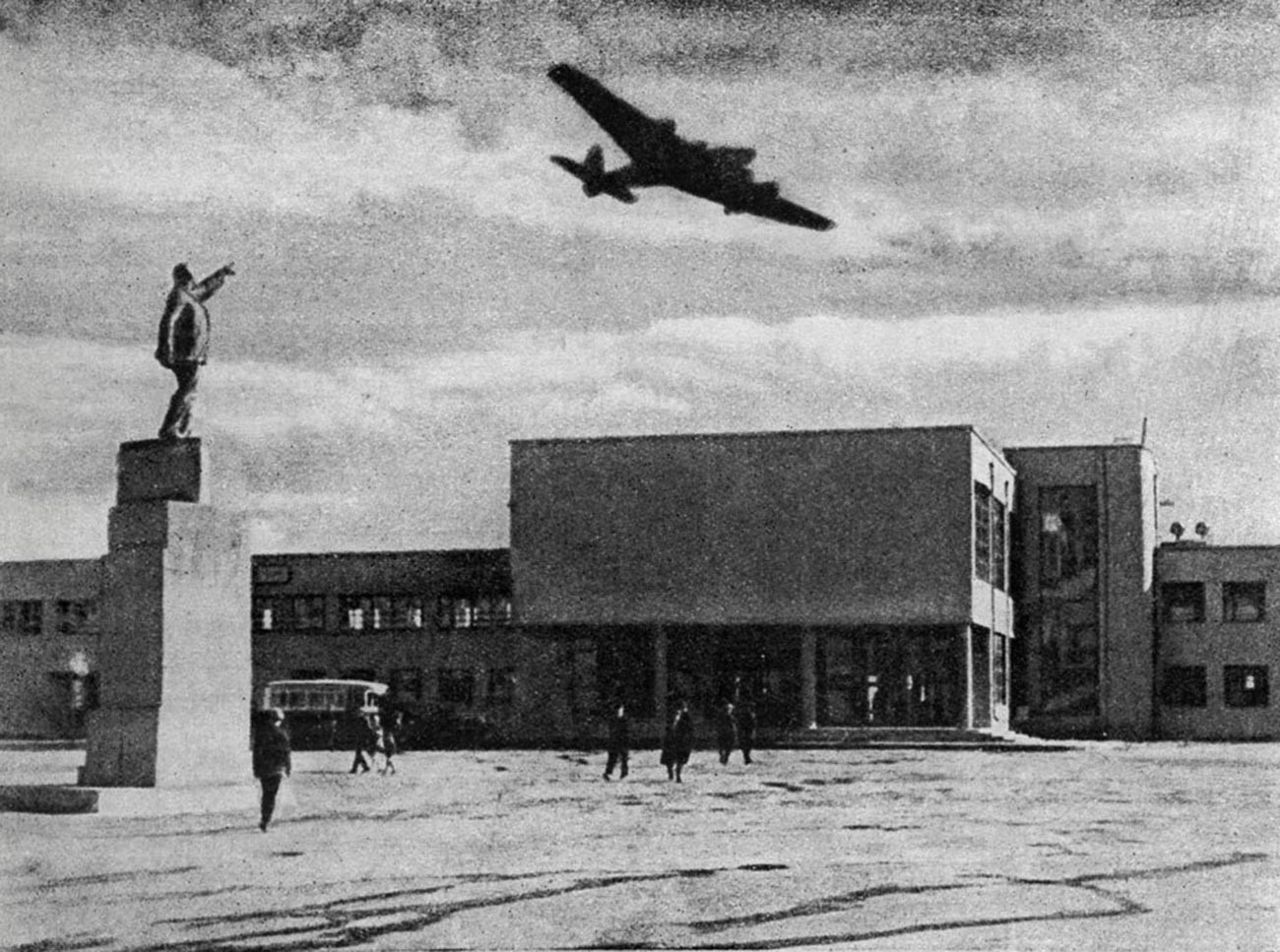 ホドィンスコエ・ポーレ空港のANT-14飛行機、1934年