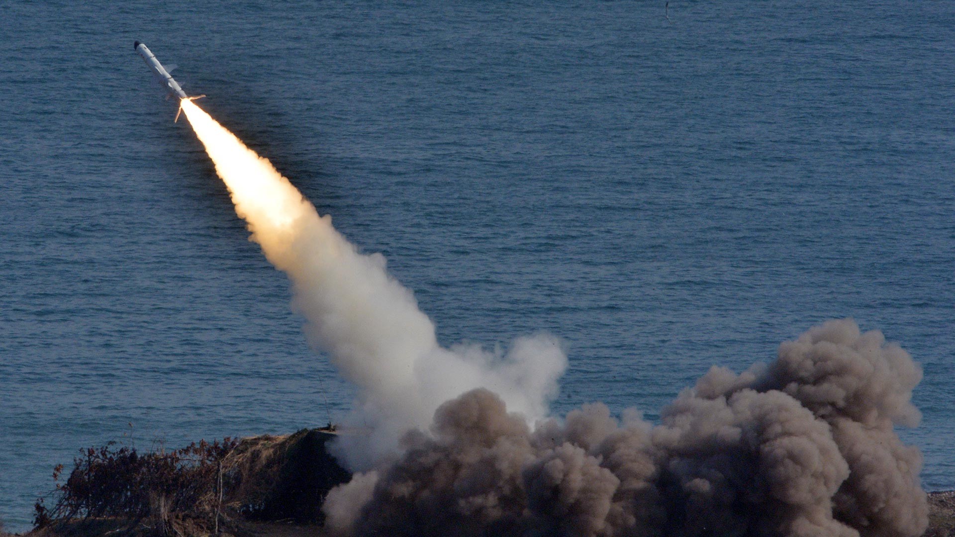 Sistema de mísseis costeiros Bal disparando