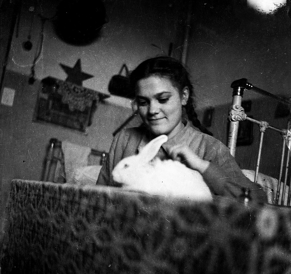 Одноклассница Майя Осина с кроликом, 1950 - 1951