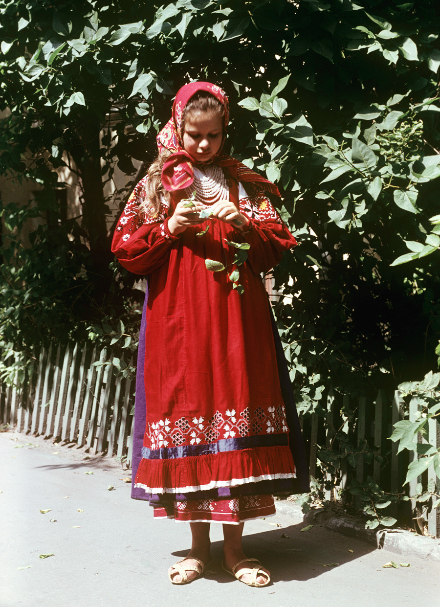 Antiguo traje ruso usado por las mujeres de la provincia de Riazán en la segunda mitad del siglo XIX