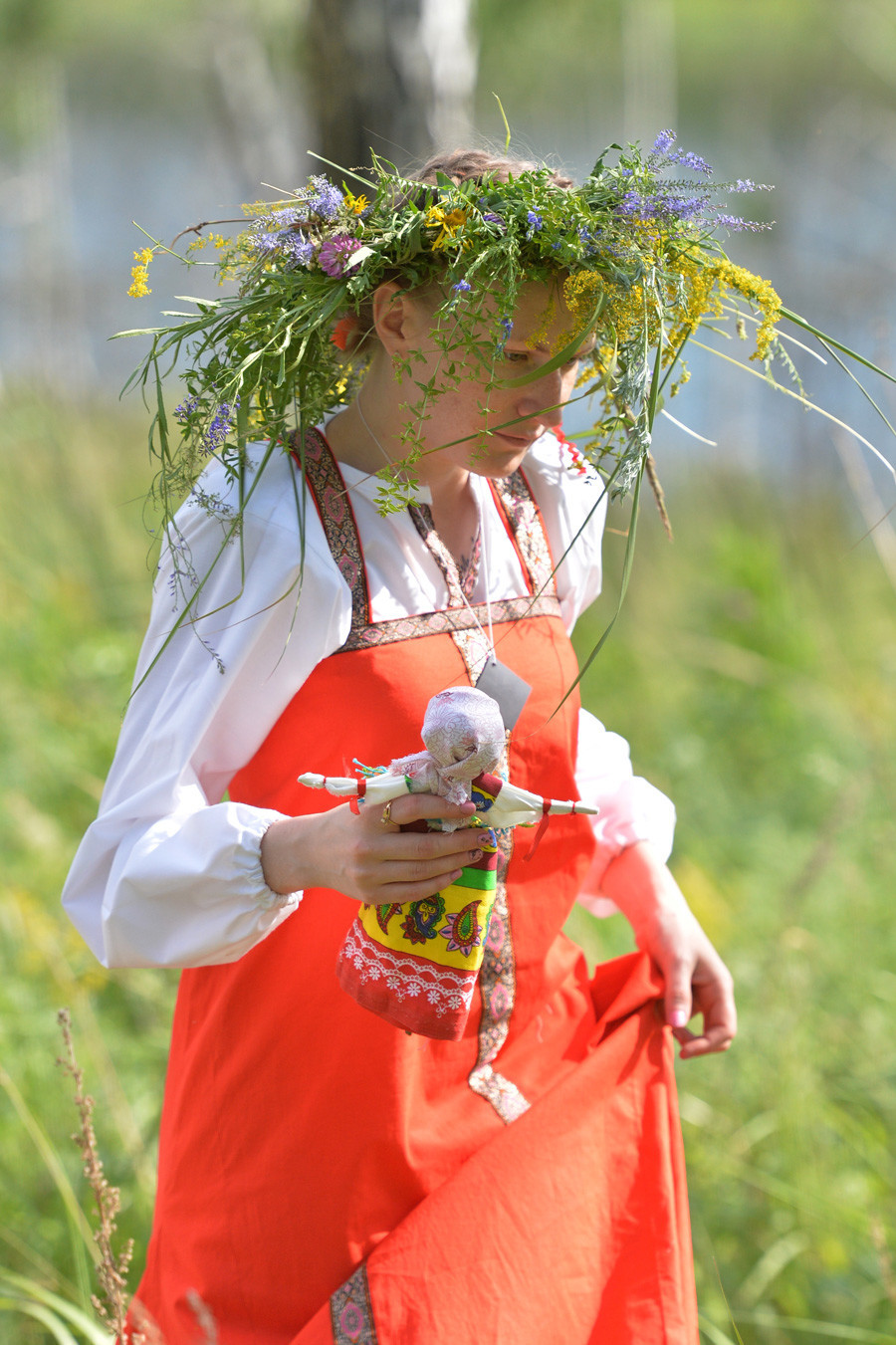 Joven con una muñeca durante el festival Iván Kupala en la región de Chelyabinsk.