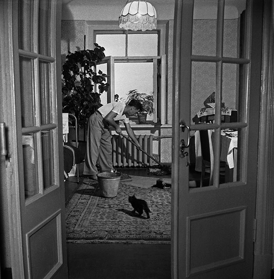 “Gúsev ordena el apartamento”, 1958