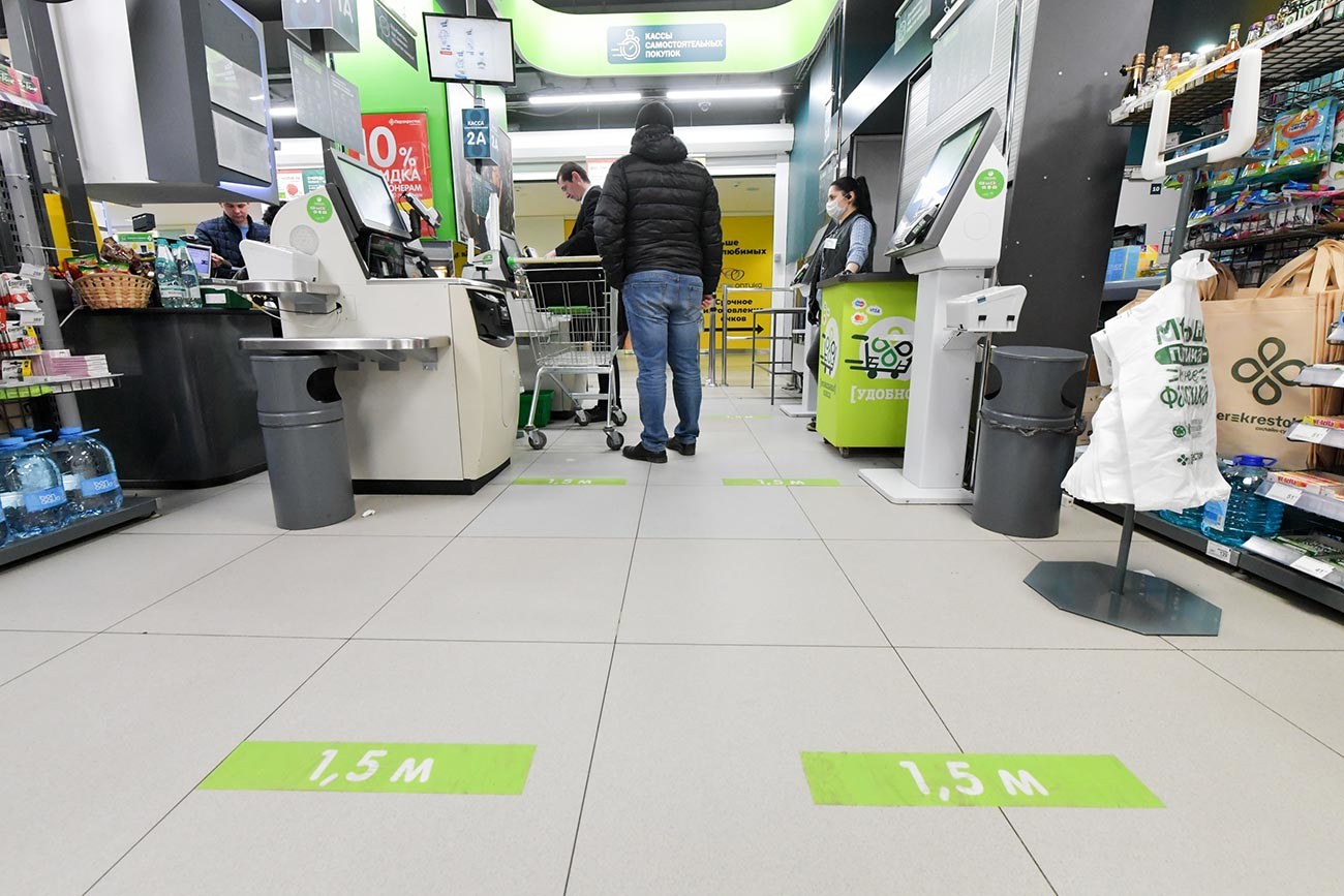 モスクワのスーパーは床にステッカーを張り、レジに並ぶ客が互いに1.5メートルの間隔を保てるようにされる。