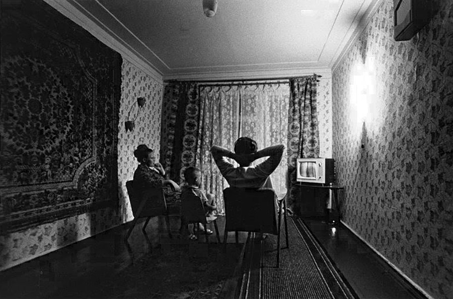 テレビの前に集まる一家、1969年