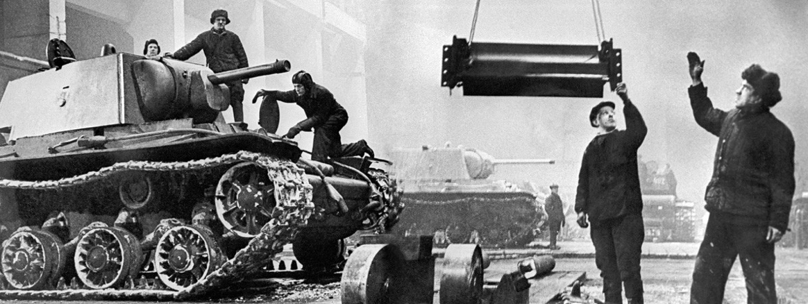 Лењинград, СССР, Склапање тешких тенкова КВ-1 у Лењинградској металуршкој фабрици „Јосиф Стаљин“ у окупираном Лењинграду за време Великог отаџбинског рата на Источном фронту Другог светског рата.