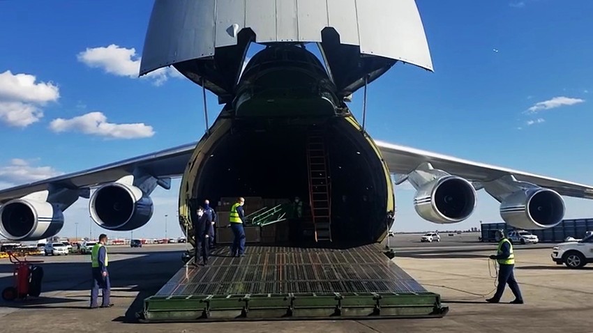 Avião russo An-124 desembarcou em Nova York com equipamentos médicos.