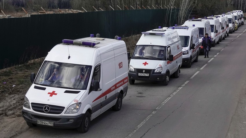 Ambulâncias formam fila para hospital em Khímki, cidade vizinha a Moscou.