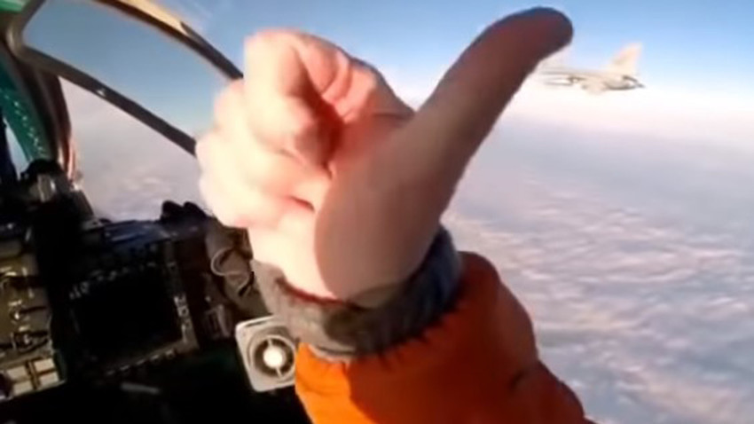 Aperto no ar: Como pilotos de caça fazem xixi no voo?