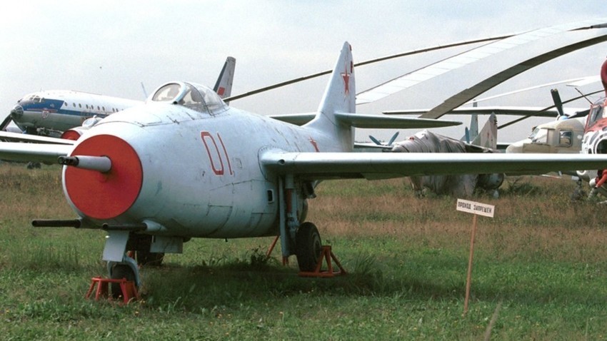 МиГ-9, првиот ловец со млазен мотор