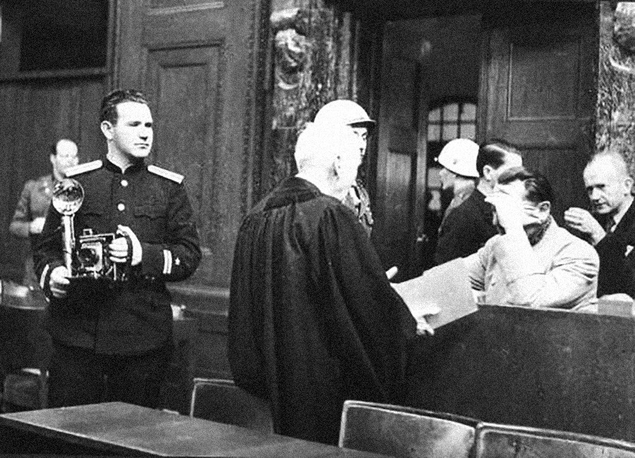Evgueni Khaldeï près de Hermann Göring, le plus haut dignitaire nazi jugé, pendant le procès de Nuremberg