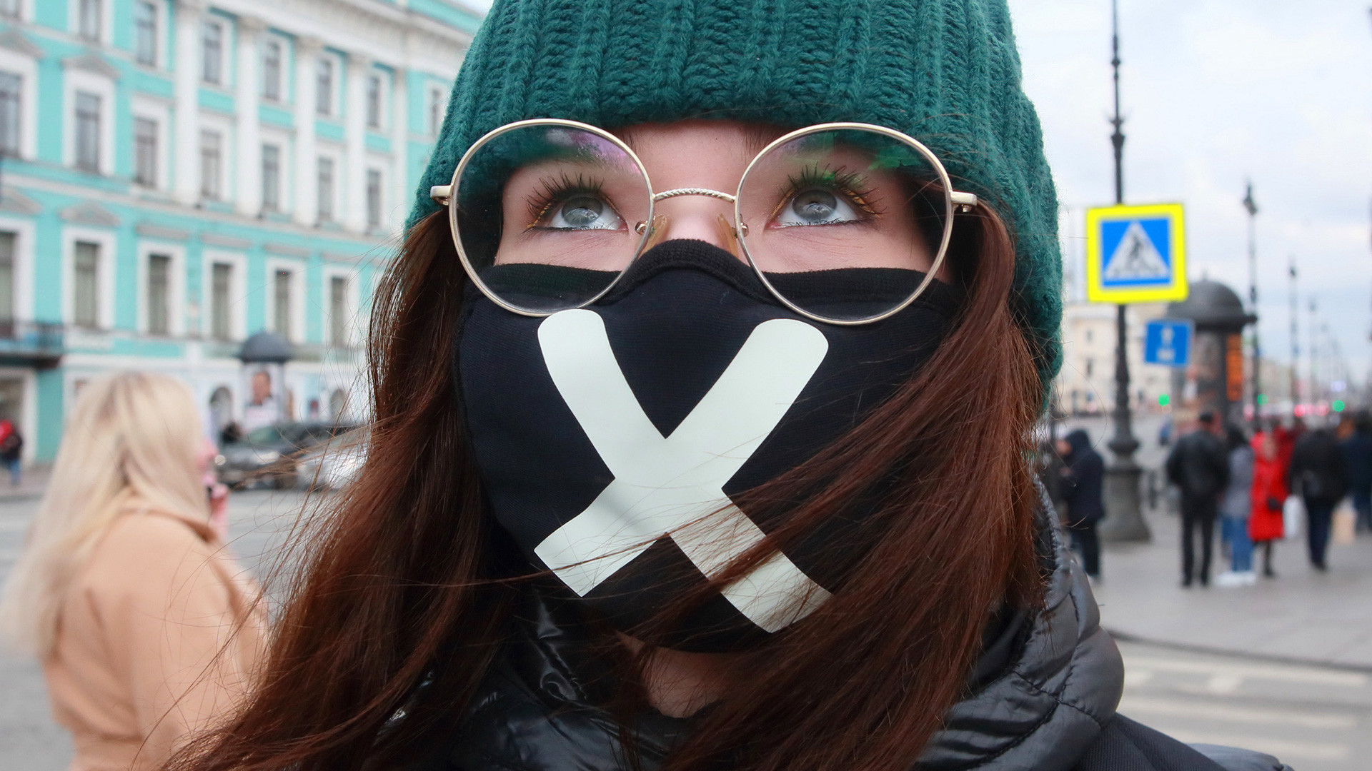 Seorang gadis mengenakan masker di Sankt Peterburg.