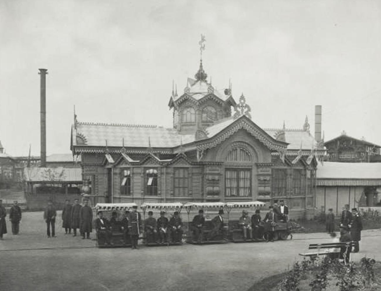 Pavillon de Siemens et Halske (chemins de fer électriques). L'exposition panrusse d'art et d'industrie de 1882 sur le champ de Khodynka à Moscou.
