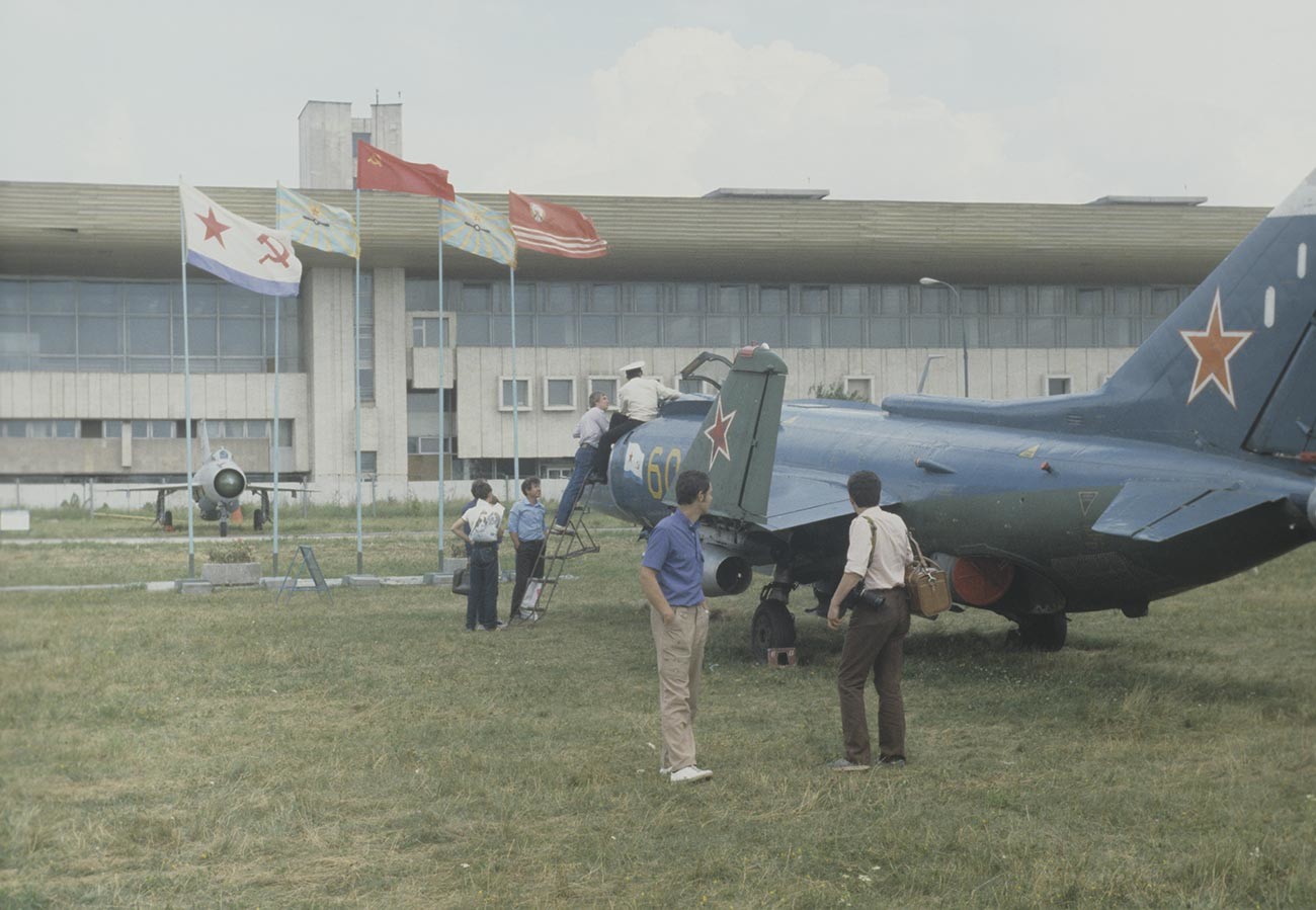Avion d'attaque embarqué soviétique, le Yak-38 est le premier avion à décollage et atterrissage vertical produit en série de l'URSS. Création du Bureau de conception Yakovlev. Exposition d'équipements aéronautiques à l'Aérodrome central Frounze