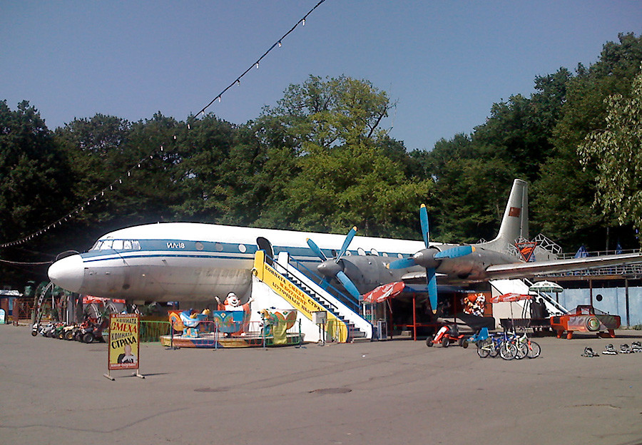 Die Iljuschin Il-18 in der südrussischen Stadt Stawropol.