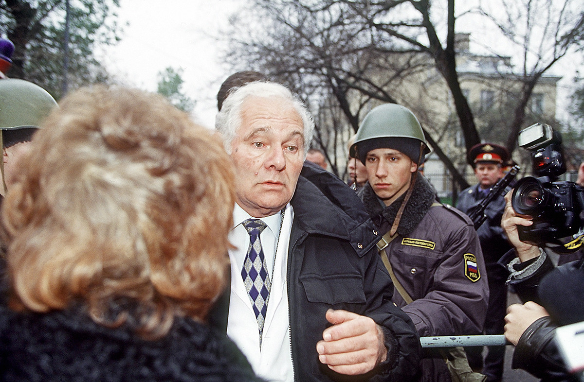 レオニード・ロシャーリがドゥブロフカの劇場の人質に対する応急手当について語っている、2002年