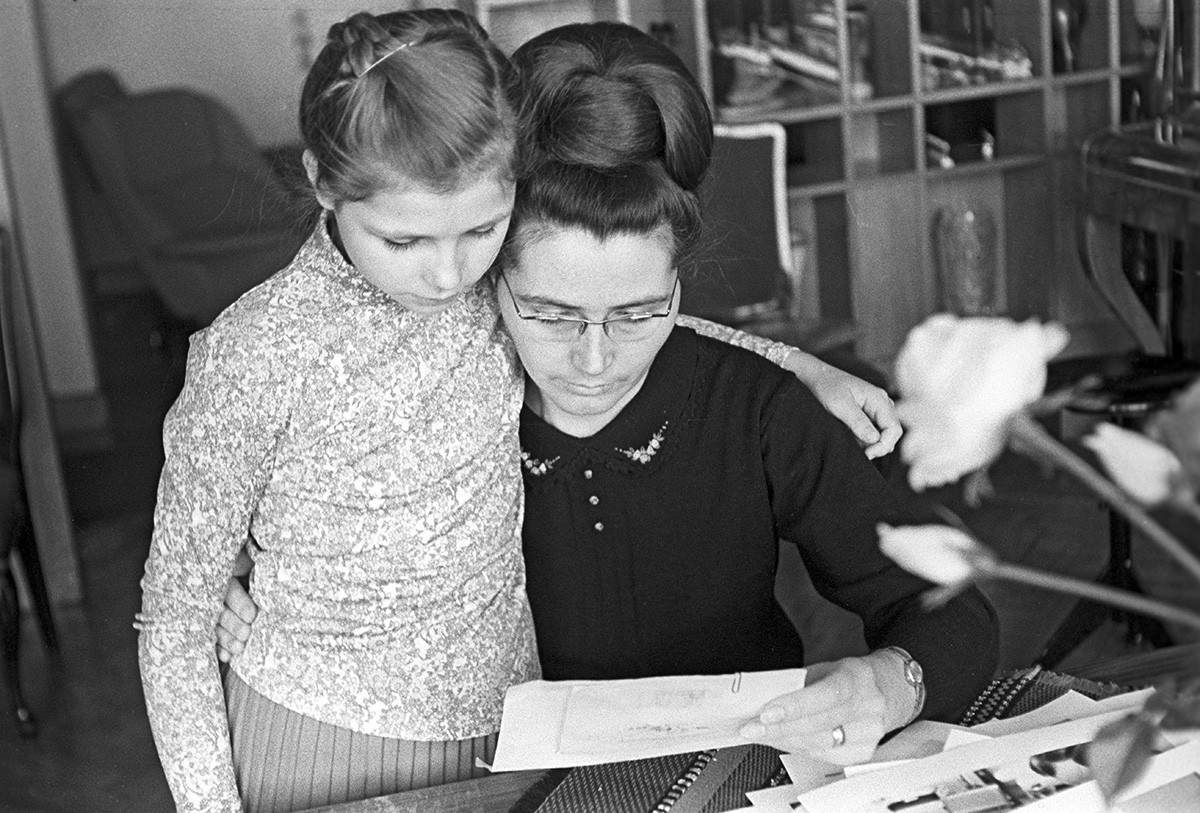 Валентина Гагарина и ее дочь Лена читают письма, пришедшие в редакцию журнала 