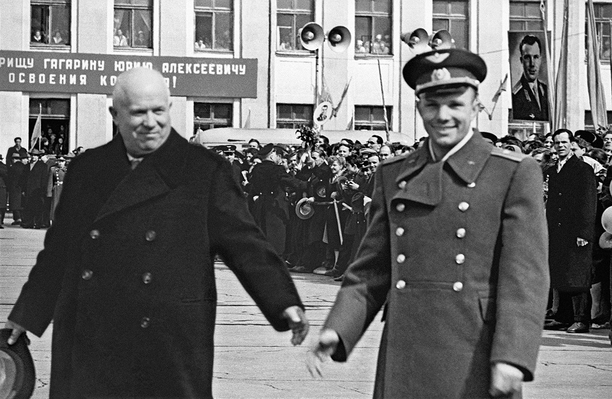 Jurij Gagarin i Nikita Hruščov (zdesna nalijevo) na aerodromu Vnukovo nakon završetka leta. 14. travnja 1961. 