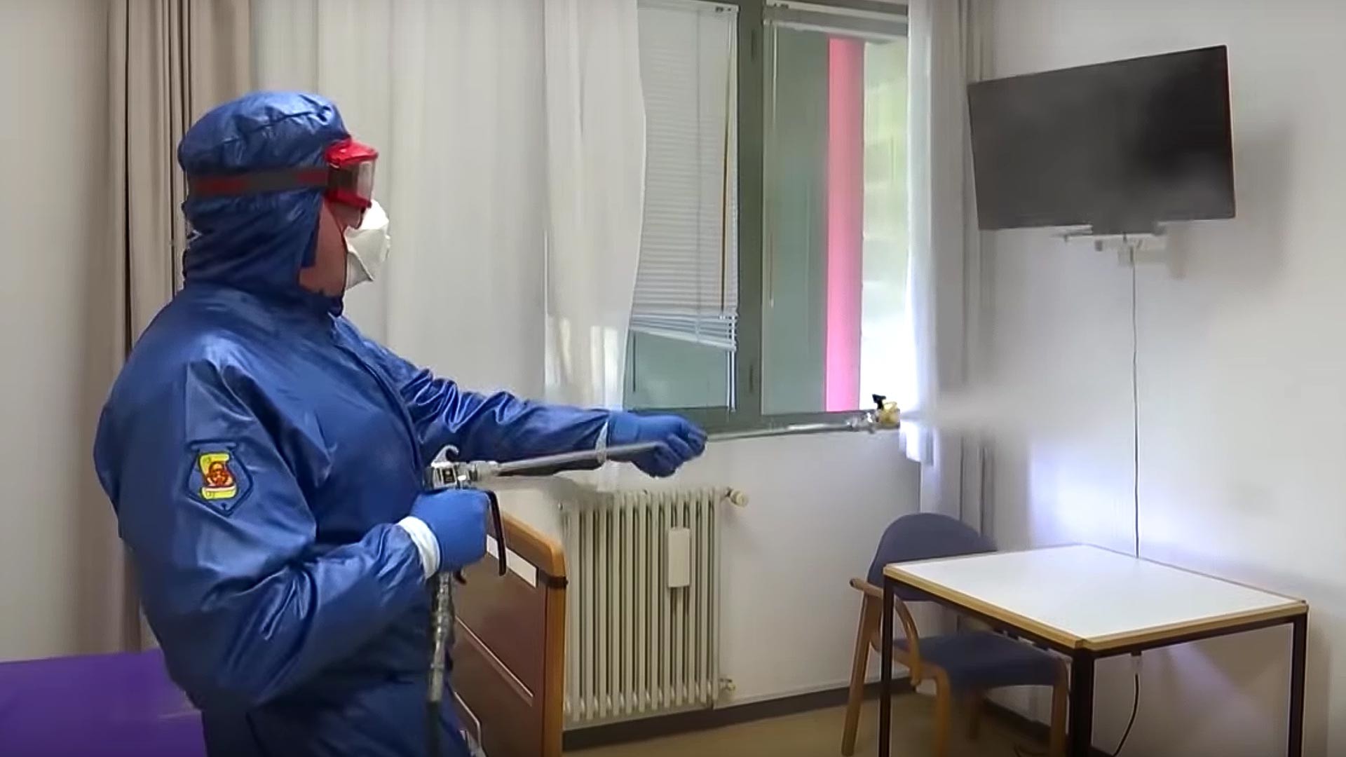 ロシアの専門家らはロンバルディア州の病院の消毒作業を行っている。
