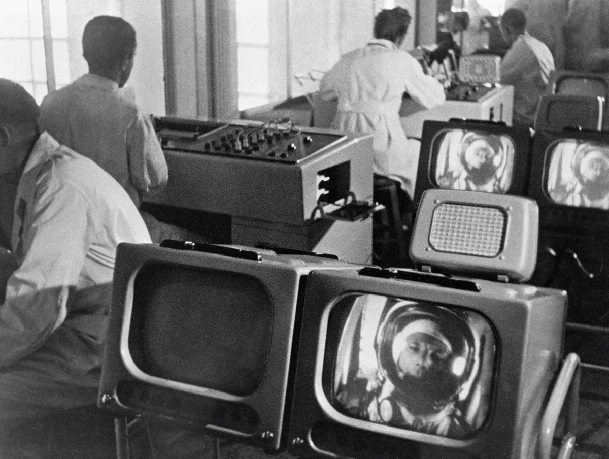 Znanstveniki v nadzornem centru spremljajo stanje Gagarina med poletom.