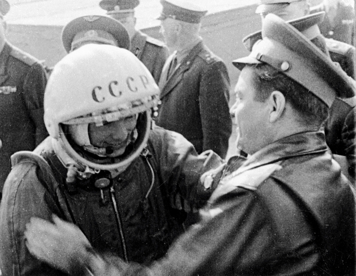 Jurij Gagarin se poslavlja od prijatelja pred poletom v vesolje.