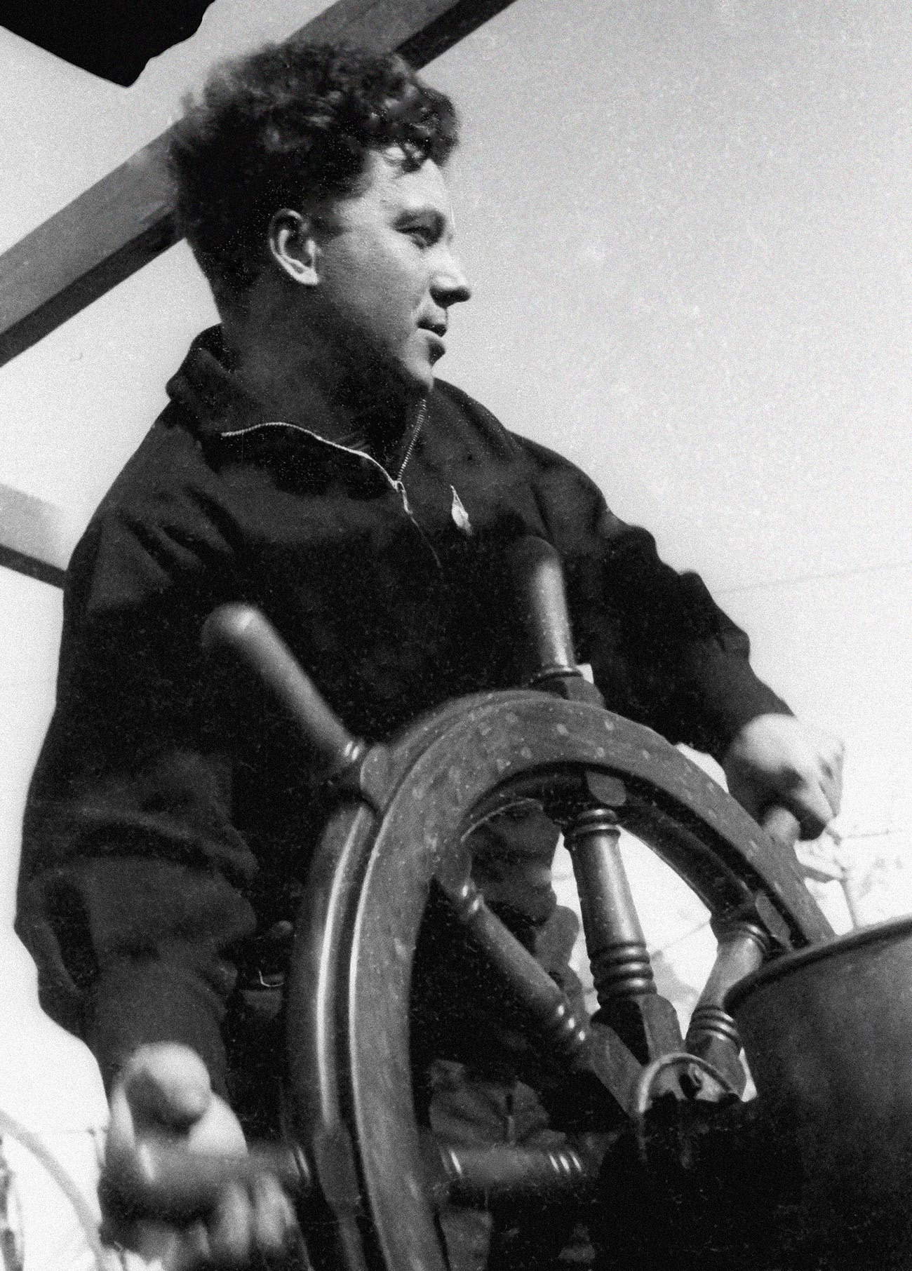 Lyapidevsky, Pahlawan Uni Soviet, berpartisipasi dalam operasi penyelamatan ekspedisi Chelyuskin.