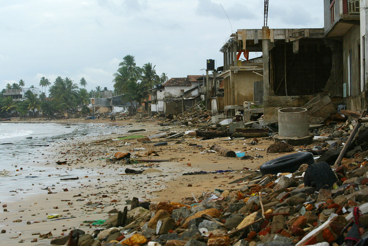 Отломки от цунамито около плажа в Унаватуна в Шри Ланка
