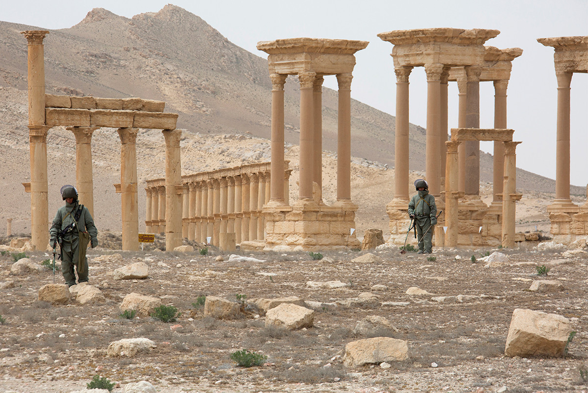 Des sapeurs russes prenant part au déminage de Palmyre