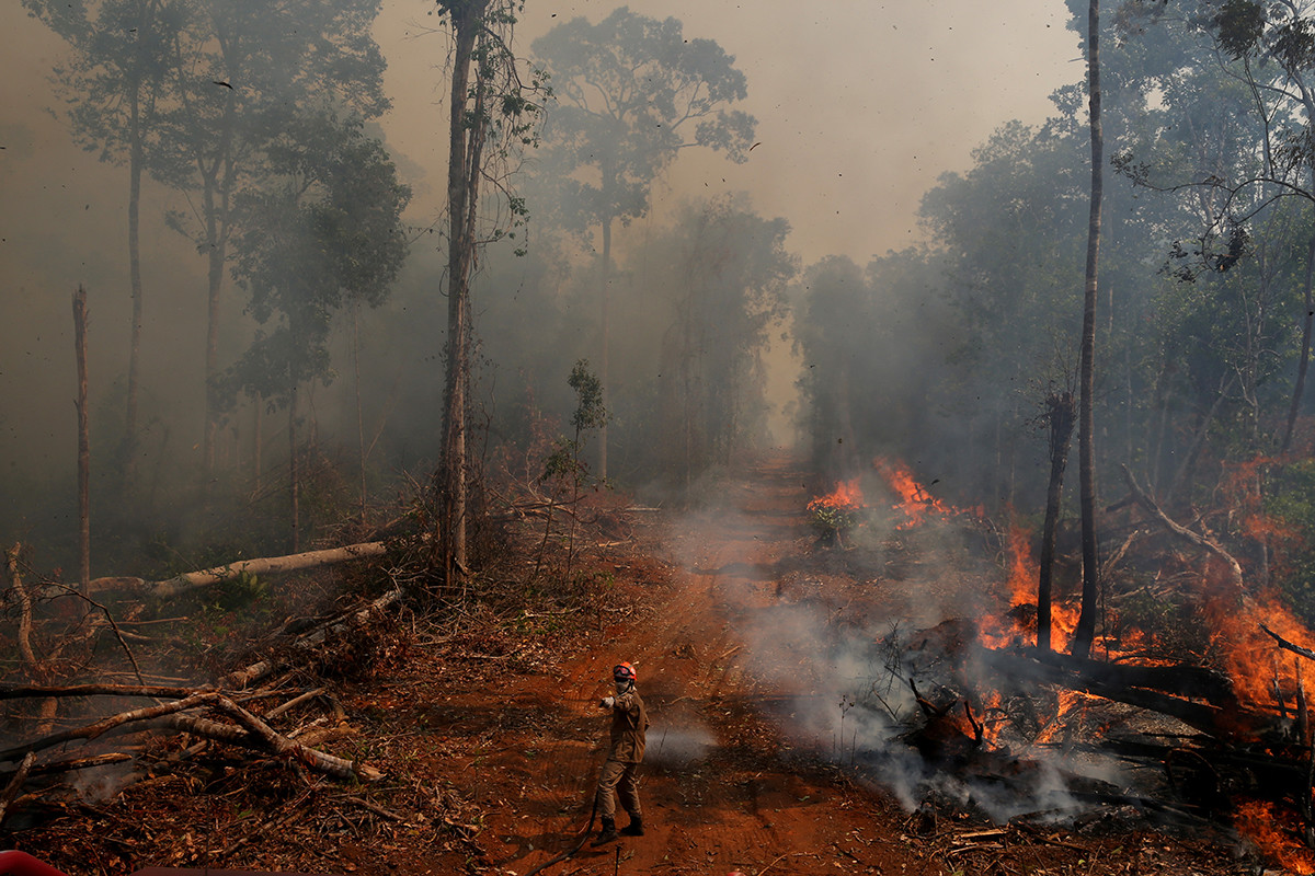 Reuters Un pompier durant les opérations en Amazonie, près de la ville de União do Sul, au Brésil