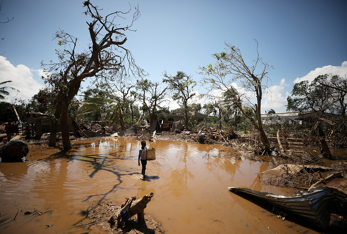 Un enfant marche à travers les décombres laissés par les inondations dues au cyclone, dans le district de Buzi, au Mozambique.