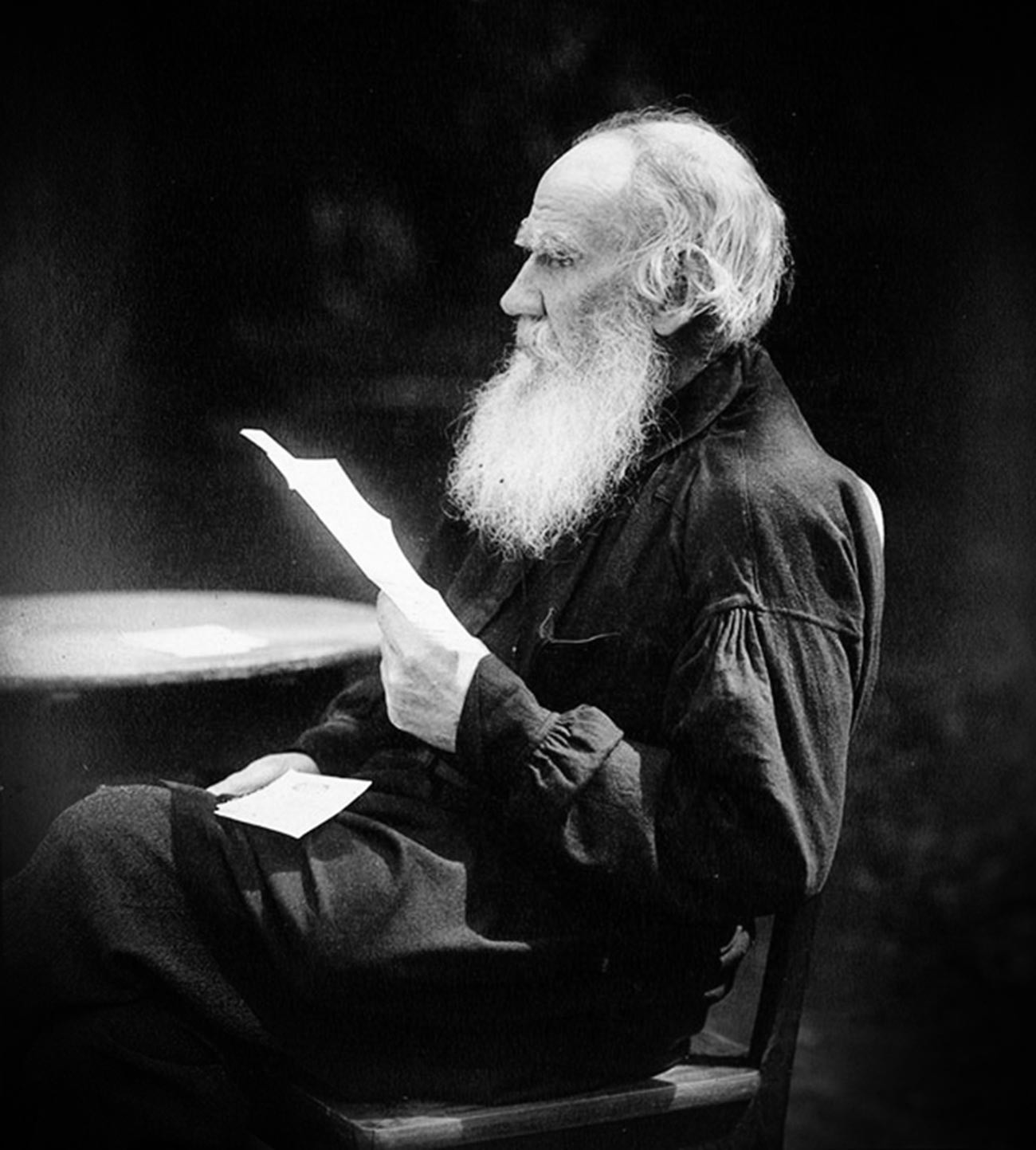 Lav Tolstoj čita pisma.

