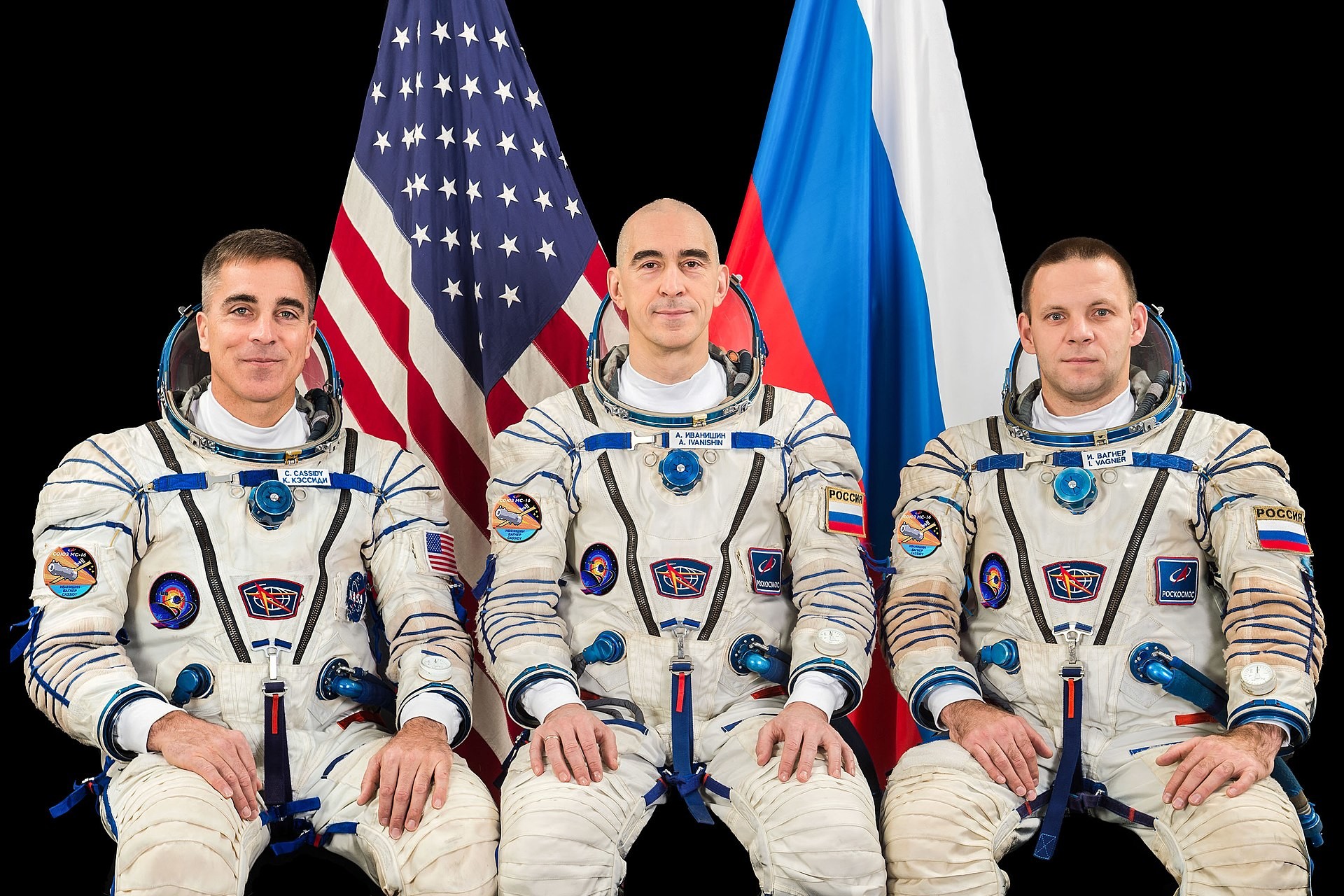 Nova posadka Mednarodne vesoljske postaje (z leve proti desni): Christopher Cassidy (NASA), Anatolij Ivanišin (Roskosmos) in Ivan Vagner (Roskosmos) med skupinskim fotografiranjem v Gagarinovem vesoljskem centru