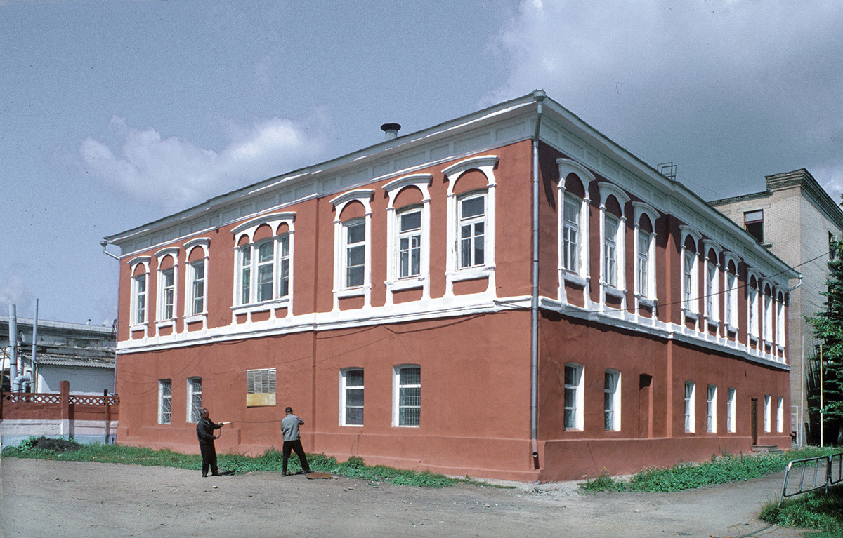 Kasli Factory administrative office. Left background: factory workshops. July 14, 2003 
