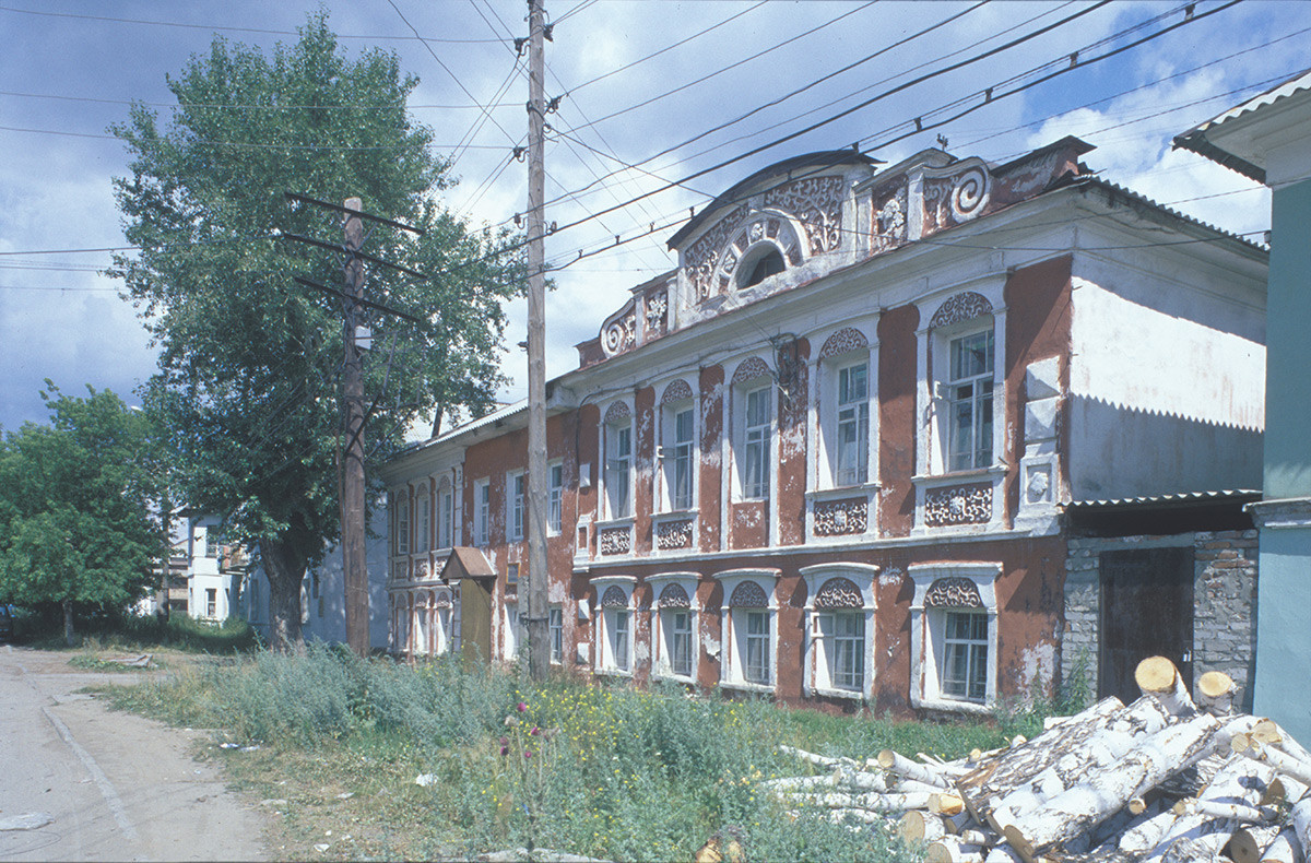 Kasli. Trutnev dvorec& njegovo krilo, Sverdlova ulica. Desno: brezovi hlodi za drva. 14. julij 2003
