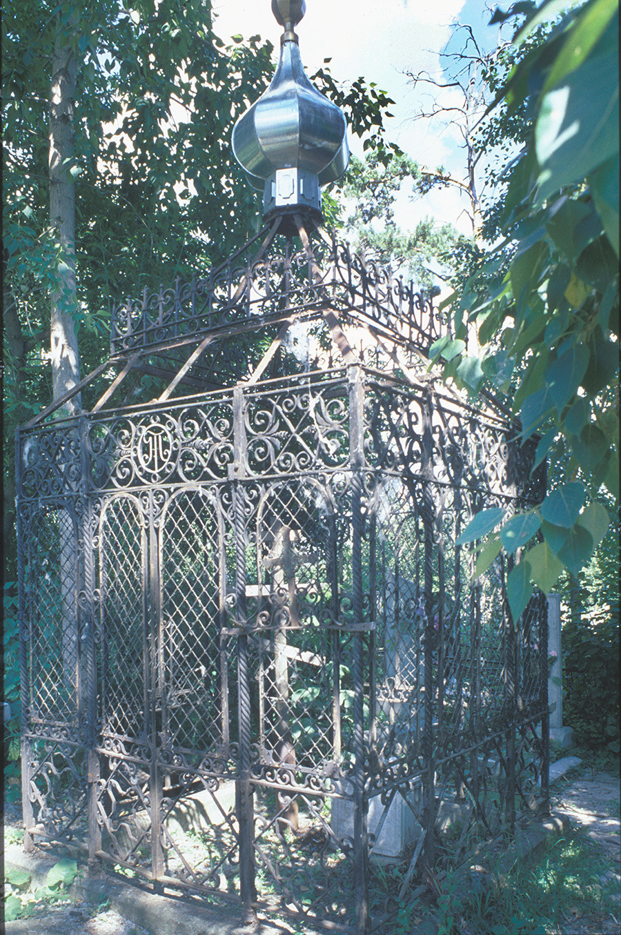 Pokopališče Kasli. Pokopališče je ograjeno z dekorativnimi izdelki iz železa Kasli. 14. julij 2003
