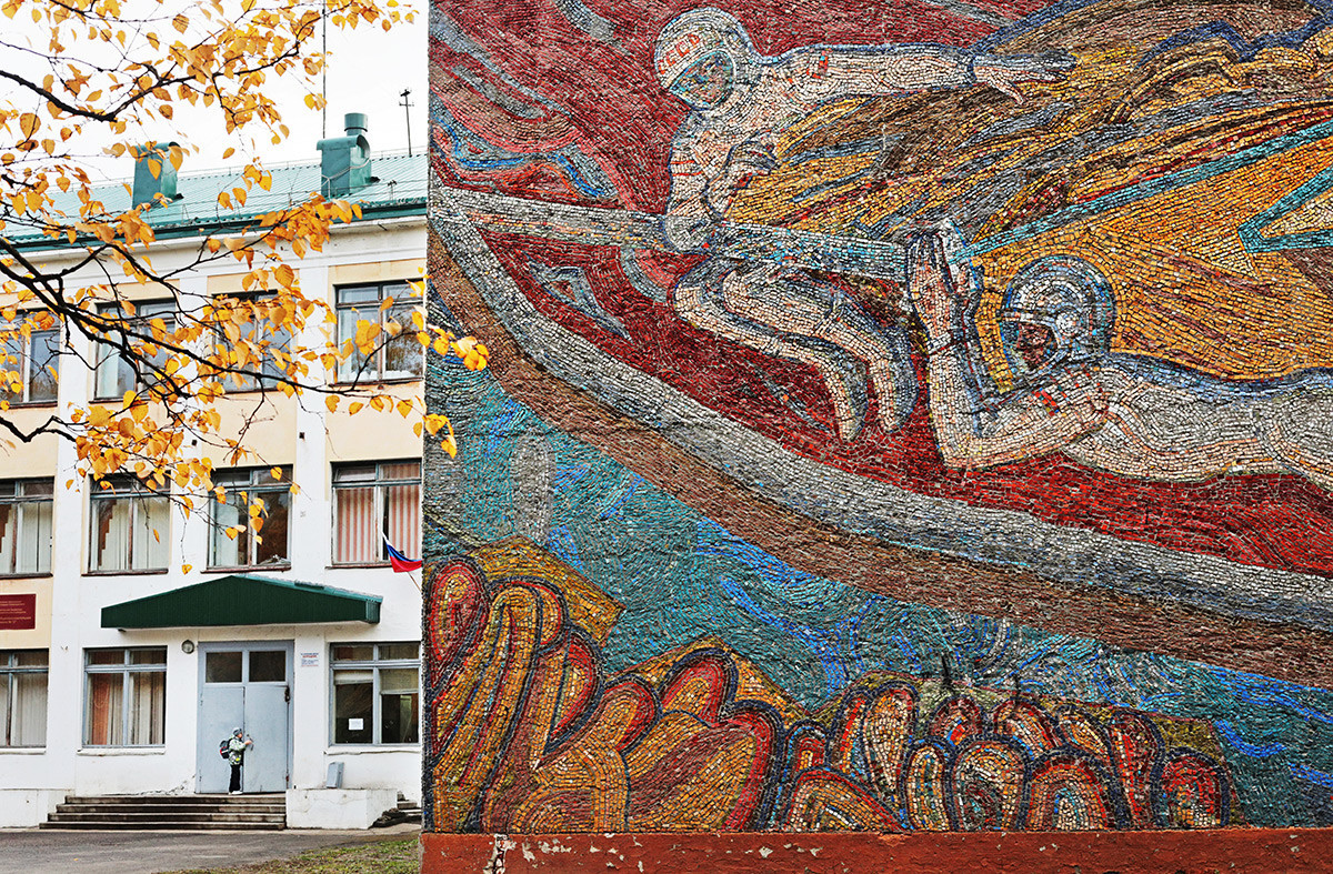 Pano s mozaikom na fasadi škole u Sjeverodvinsku.