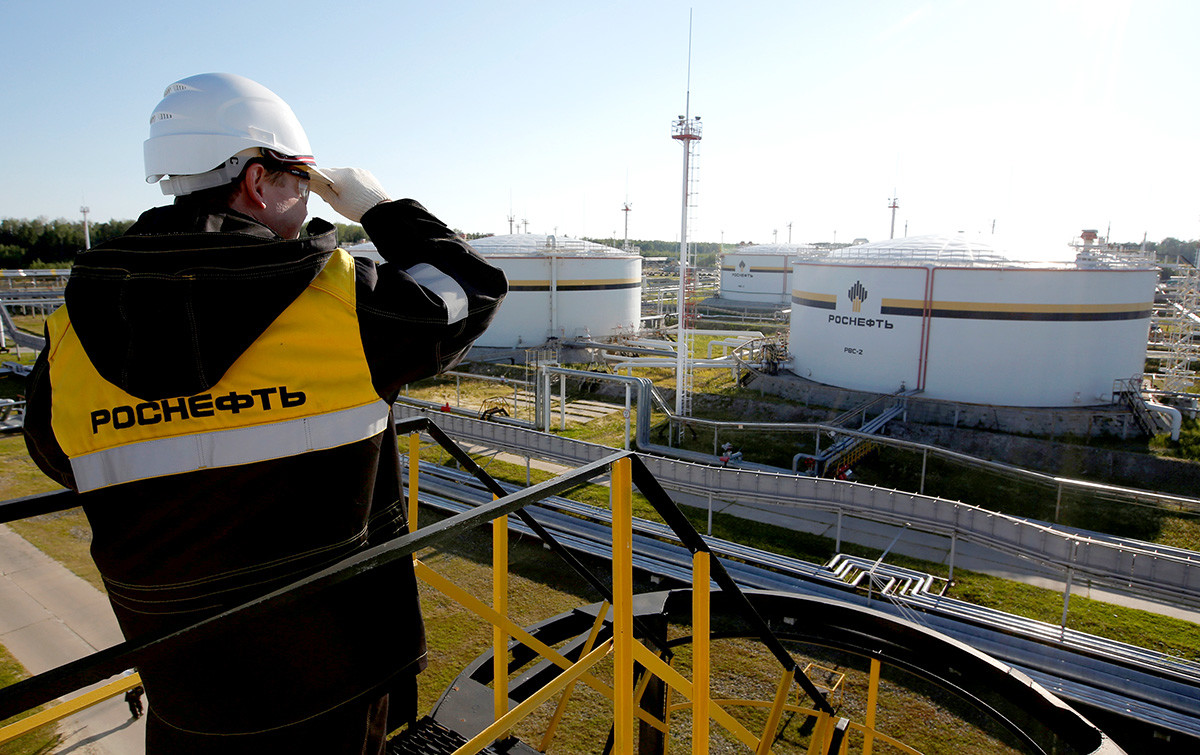 Un trabajador, visto en la instalación central de procesamiento del yacimiento petrolero Prióbskoie, propiedad de Rosneft