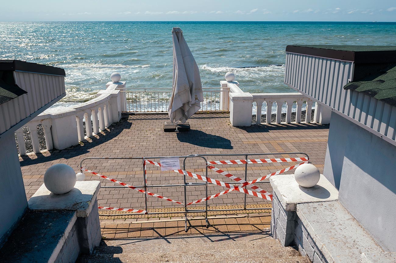 Затворен изход към брега на Черно море.

