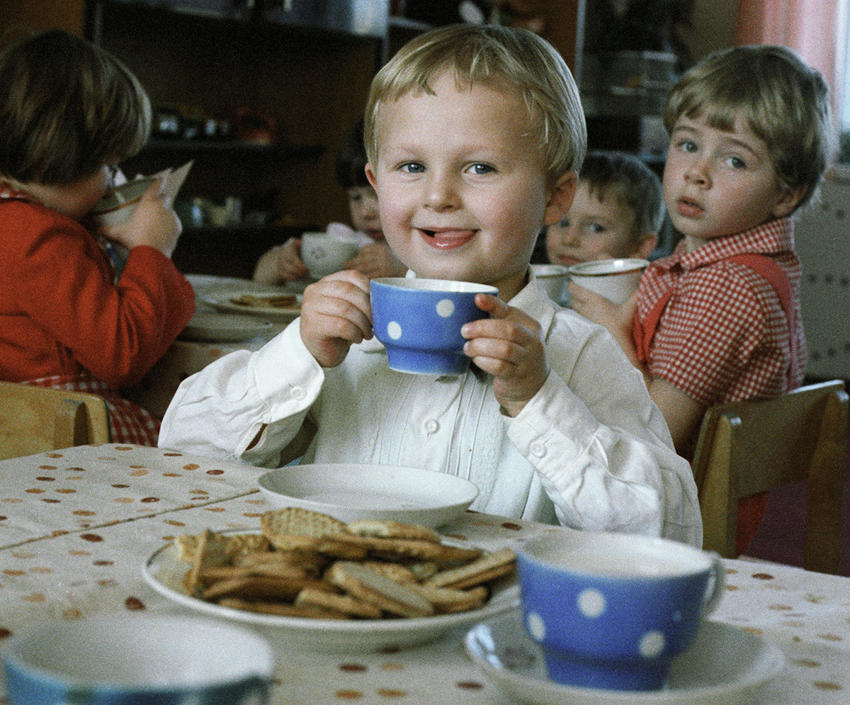 Poldnik à la cantine, dans un jardin d'enfant de kolkhoze