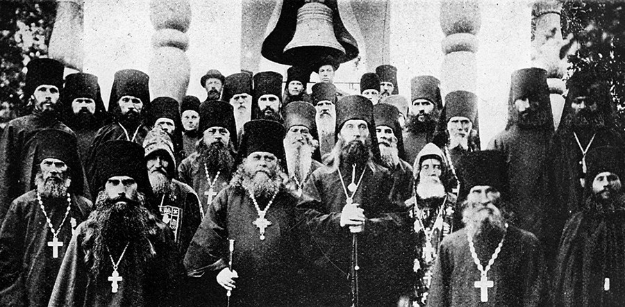 Rektor Soloveckega samostana Ioannikij (Jusov) in menihi, 1900-1917

